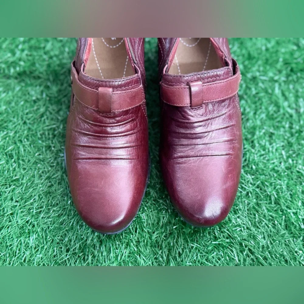 Clarks Rosalyn Nicole‎ womens Slip-On Loafer Size 6.5M Wine leather